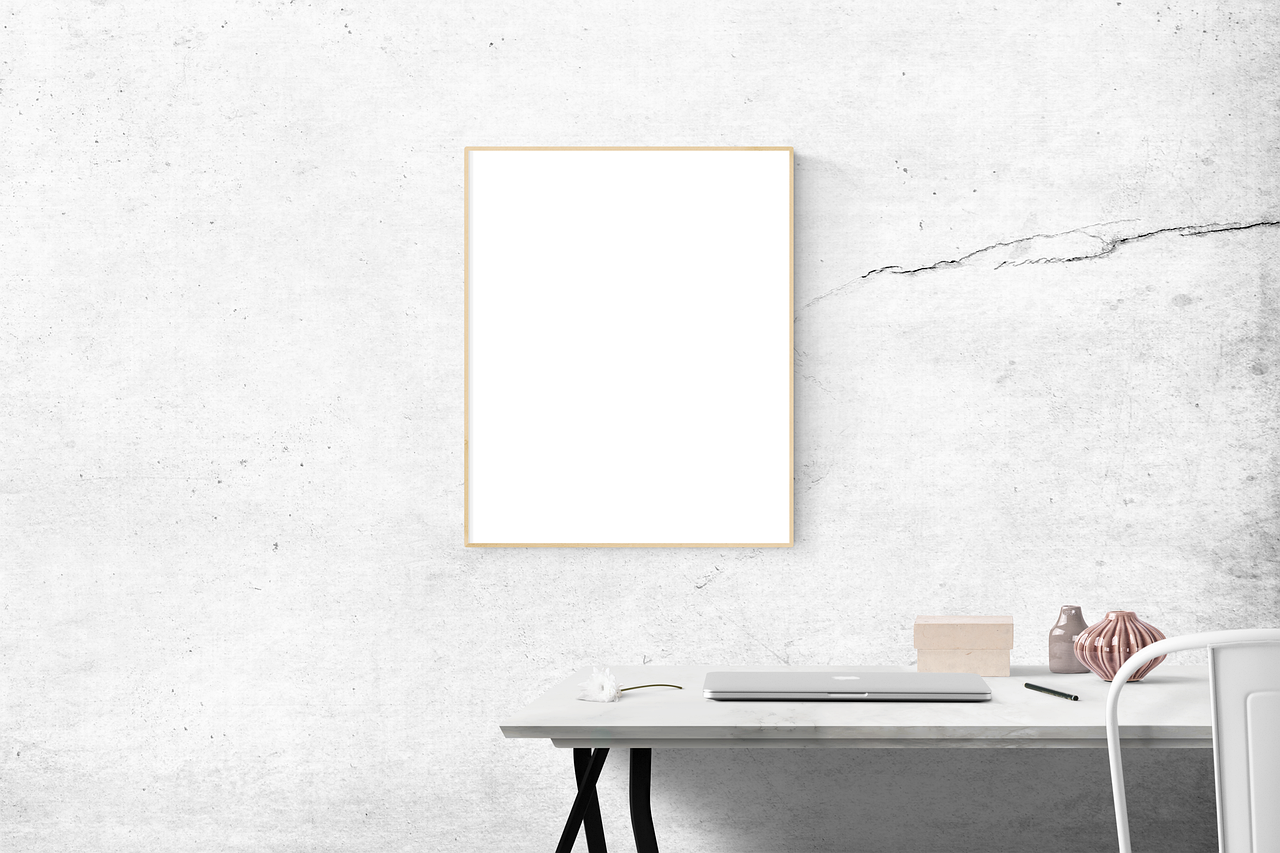 Eenvoudige, lichte slaapkamer met minimalistische inrichting.